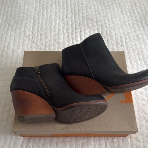 Kork ease wedge booties slightly worn 7.5 B - Picture 3 of 4